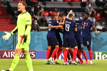 Los jugadores franceses celebran mientras el meta alemán Manuel Neuer muestra su enojo.