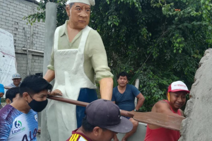 Con gran alegría los comuneros de Cadeate colocaron su monumento en homenaje al panadero