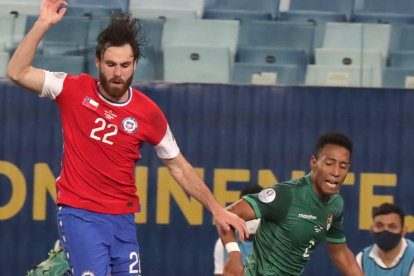 Ben Brereton de Chile disputa hoy el balón con Jairo Quinteros de Bolivia.