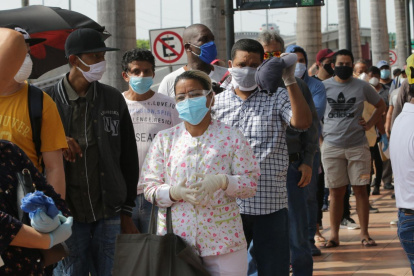 Estampa. La mayoría de guayaquileños usa mascarilla. Sin embargo, hay quienes preferirían no llevarlas.