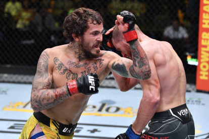 El tricolor mostró una técnica sólida dominando el combate ante Grant por decisión unánime.