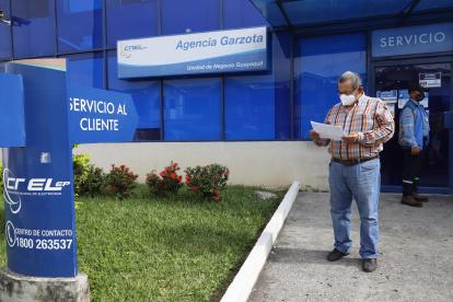 RECLAMOS DE LOS USUARIOS POR LAS ALTAS PLANILLAS DE LUZ, EN CNEL DE LA GARZOTA, 25 DE MAYO  DEL 2021 AMELIA ANDRADE

Guayaquil-Ecuador

Agencia (ag-expreso)