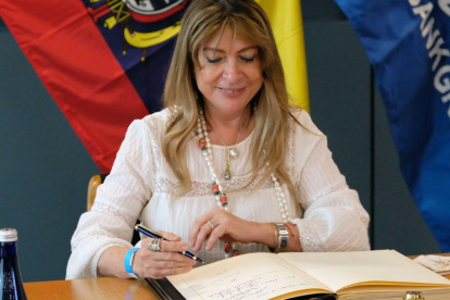 La embajador de Ecuador en Estados Unidos, Ivonne Baki, suscribió el regreso de Ecuador al Ciadi.