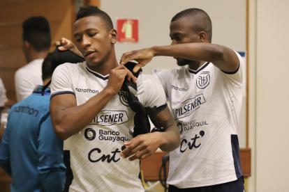 Enner Valencia y Pervis Estupiñán (i) durante una sesión de entrenamientos en la Copa América.