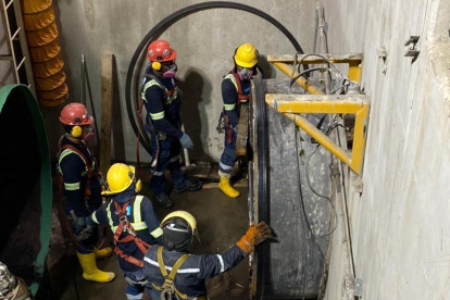 Un grupo de técnicos trabajan en el Plan Neptuno, el sábado 26 de junio, desde las 22:00.