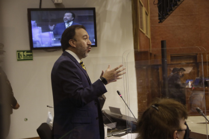 En el Pleno. El correísta acata la Constitución para tranquilizar a aquellos asambleístas a quienes preocupa "esa leguleyada".