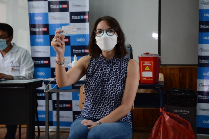 La ministra de Salud, Ximena Garzón, recibió en Quito la primera dosis de la vacuna Sinovac.