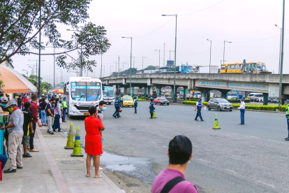 En los paraderos no hay orden para abordar un bus y esto también forma aglomeraciones.
