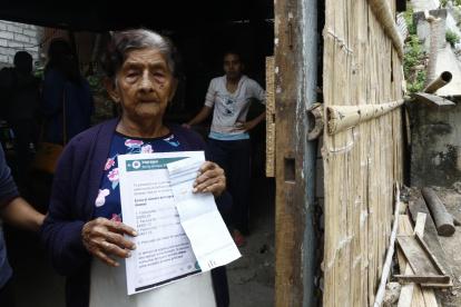 ANCIANA QUE VIVE EN EL SECTOR DE LA NUEVA PROSPERINA EN ESTADO DE EXTREMA POBREZA LE LLEGAN PLANILLAS DE AGUA POR VALORES DE 12000 DLRS Y NO RECIBE NINGUNA SOLUCION POR PARTE DE INTERAGUA/JIMMY NEGRETE/GUAYAQUIL-ECUADOR