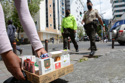 En la Bahía de Guayaquil se comercializan varias marcas que llegan de contrabando. Rafael Correa puso impuestos al producto nacional.