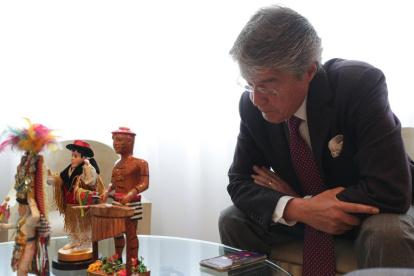 El presidente Lasso durante la conversación telefónica con el presidente ruso.