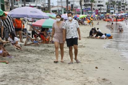 Salinas experimentó la llegada de un nutrido número de turistas. Sus playas acogieron a los turistas que, pese al frío, disfrutaron.