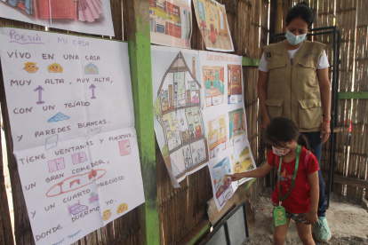 En la cooperativa Realidad de Dios, en Monte Sinaí, un grupo de maestras contratadas por el Municipio ayuda a los niños para que no pierdan el año.