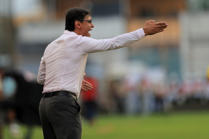 En la imagen un registro del entrenador Fabián Bustos, director técnico del club ecuatoriano de fútbol Barcelona.