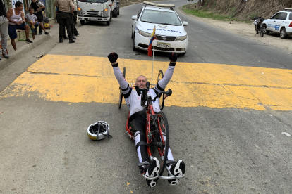 En el sector La Punta, vía Mompiche-Pedernales, Esteban Ortiz hizo una parada. Levantó los brazos en señal de que aún está firme y con fuerzas.