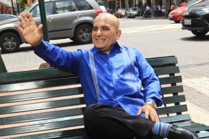 De pocos amigos, disfruta la lectura y la buena comida.