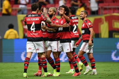 Jugadores de Flamengo celebran su clasificación a las semifinales de la Copa Libertadores tras aplastar al Olimpia de Paraguay.