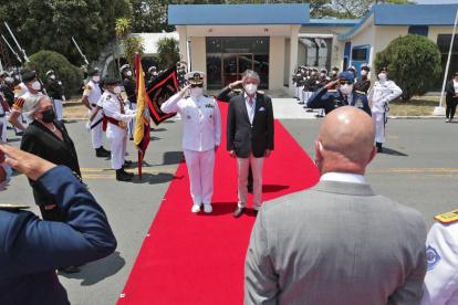 El presidente Lasso recibe los honores de rigor previo a su viaje a México.