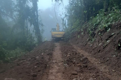 Trabajos. Maquinaria militar continuó esta semana con la apertura de una vía hacia el cerro para la colocación de aparatos.