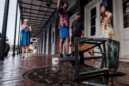 En Nueva Orleans la gente se prepara para la tormenta.
