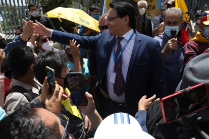 Unos 200 simpatizantes del asambleísta Fernando Villavicencio acudieron a la Asamblea a presentar su respaldo.