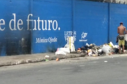 En una pared de la ciudadela Coviem están las huellas que deja el fuego con el que queman los cables robados a la CNT, para extraer el cobre.