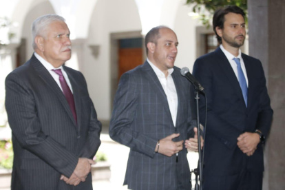 Los ministros de Obras Públicas, Marcelo Cabrera; de Producción, Julio José Prado; y de Turismo, Niels Olsen, en la presentación de la eliminación del ISD este 7 de septiembre de 2021.