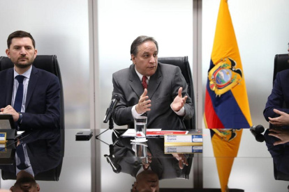 El titular de Economía y Finanzas, Simón Cueva, durante el anuncio del nuevo acuerdo con el FMI.