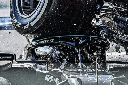 El monoplaza de Verstappen quedó arriba de Hamilton. Lo protegió el halo.