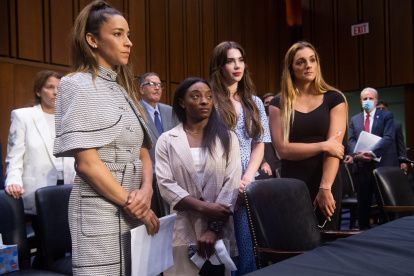 Las gimnastas olímpicas estadounidenses (L-R) Aly Raisman, Simone Biles, McKayla Maroney y Maggie Nichols se van después de testificar durante un Senado