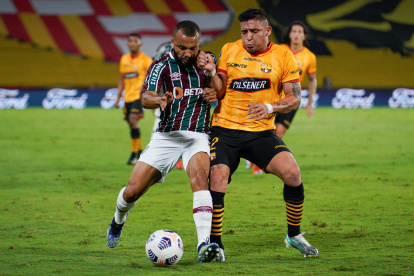 El jugador Mario Pineida (d), de Barcelona de Ecuador, en una fotografía de archivo.