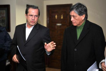 El entonces embajador Calahorrano (d) firmó 14 contratos durante su paso por la misión diplomática.