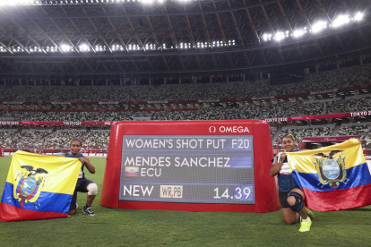 Poleth, de 25 años (d), llegó a Tokio siendo # 3 del mundo en lanzamiento de bala. Tras el oro ya es #1; mientras que Anaís, pasó a ser # 2.