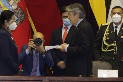 Exigencia. Lasso entregó la propuesta a Guadalupe Llori y le pidió acelerar el trámite de esta y otras leyes.