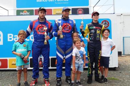 Henry Taleb (c), Christian Taleb (i) y Leonidas Drouet, los mejores de la Sénior.