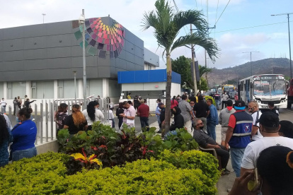 Los allegados desde temprana horas de este miércoles 29, se agolparon en los exteriores del Laboratorio de Criminalística y Ciencias Forenses.