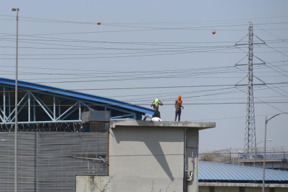 Varios reclusos permanecía en los techos del Centro de Privación de Libertad Número 1 mientras se desarrollaba el motín.