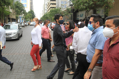 La actividad en  las calles de Guayaquil se desarrolla todavía con el uso de mascarillas incluso en espacios abiertos..