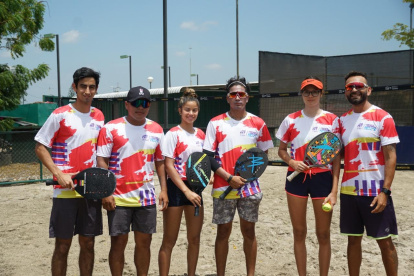 Los tenistas acompañados de Alexis González (d), capitán del equipo.