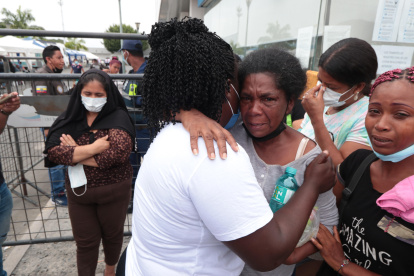 Noticias. Sólo un familiar puede realizar el trámite para el retiro del cuerpo. Los demás esperan en exteriores.