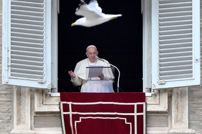 El papa, apenado por la explosión de violencia en la cárcel de Guayaquil.