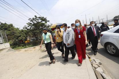 Integrantes de la Comisión legislativa de Seguridad, previo al ingreso al sistema carcelario en Guayaquil durante la tarde de ayer.