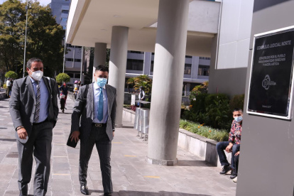 Patrocinio. Édgar Molina (d), uno de los defensores de Sebastián Yunda y de su padre, el exalcalde de Quito.