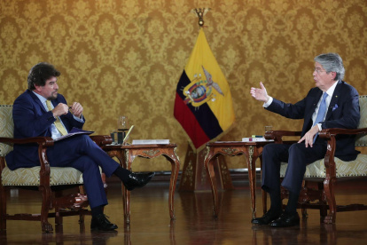 Carlos Vera y Guillermo Lasso, en entrevista.