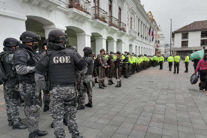 Fuerzas de seguridad se despliegan en los alrededores del Palacio de Gobierno previo a la jornada de manifestaciones de grupos sociales y sindicatos, hoy, en Quito (Ecuador).