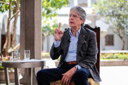El presidente ecuatoriano, Guillermo Lasso, en una entrevista a Efe el pasado 28 de octubre en Quito (Ecuador). Lasso dijo que recuperarse del impacto del narcotráfico, y de la criminalidad que provoca, puede llevar de "10 a 15 años" por las ramificaciones que esta lacra tiene a todos los niveles sociales, sanitarios y económicos. EFE/Santiago Fernández