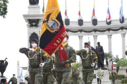 Los militares rindieron tributo al Escudo Nacional en una ceremonia cívica realizada en el hemiciclo de La Rotonda.