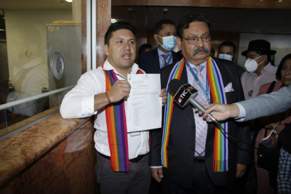 Miembros de Pachakutik entregaron un pedido de juicio político en contra de los miembros del CNE.