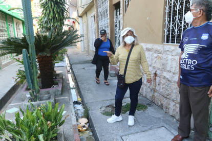 Problema. En el canal de la manzana 700 en adelante se ve el agua servida desbordada y mezclada con basura. 2. Fecal. Dos habitantes muestran que hay heces en esas aguas servidas  que se estancan por la manzana 500. 3. Tapas. Otro inconveniente son las tapas que están dañadas y que pueden provocar que un peatón se tropiece y se accidente. Incluso hay tapas que están flojas y si alguien las pisa puede caer a lo profundo del pozo, temen los habitantes.