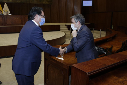 Fiscalización. El legislador Fernando Villavicencio saluda a Mateo Villalba.